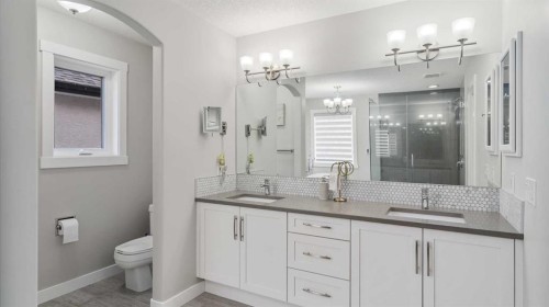 39 Mt Douglas Point Se, Calgary, AB - Indoor Photo Showing Bathroom