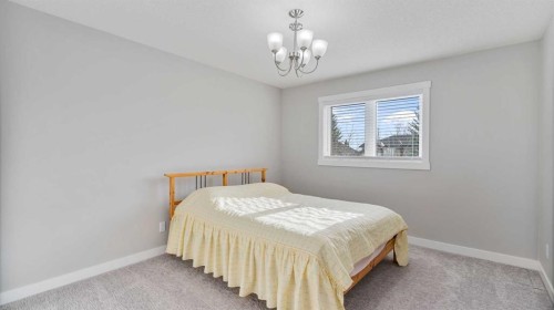 39 Mt Douglas Point Se, Calgary, AB - Indoor Photo Showing Bedroom