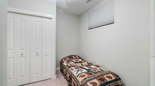 39 Mt Douglas Point Se, Calgary, AB - Indoor Photo Showing Bedroom