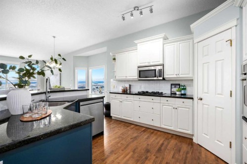 118 Eagleview Heights, Cochrane, AB - Indoor Photo Showing Kitchen