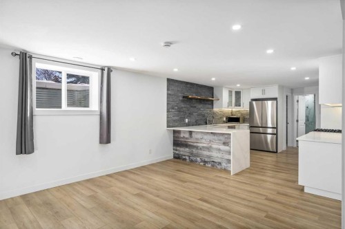 119 Silvercreek Close Nw, Calgary, AB - Indoor Photo Showing Kitchen