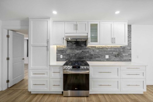 119 Silvercreek Close Nw, Calgary, AB - Indoor Photo Showing Kitchen