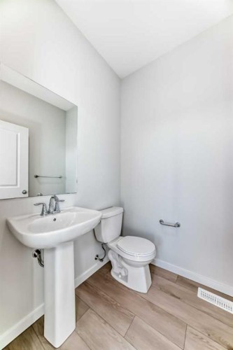 138 Lanark Gate Se, Airdrie, AB - Indoor Photo Showing Bathroom