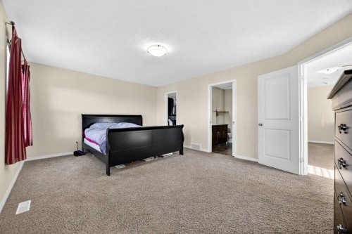 46 Heritage Landing, Cochrane, AB - Indoor Photo Showing Bedroom