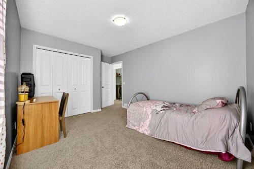 46 Heritage Landing, Cochrane, AB - Indoor Photo Showing Bedroom