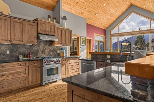 116-210 Hubman Landing, Canmore, AB - Indoor Photo Showing Kitchen