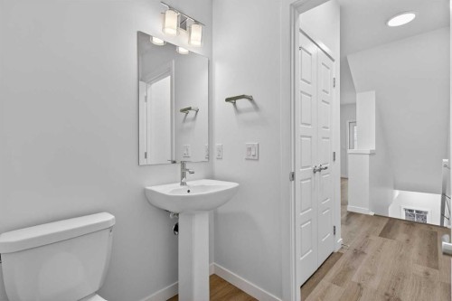 127-1750 Rangeview Drive Se, Calgary, AB - Indoor Photo Showing Bathroom