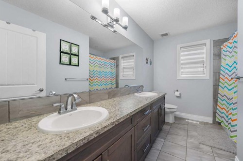 15 Sherwood Square Nw, Calgary, AB - Indoor Photo Showing Bathroom