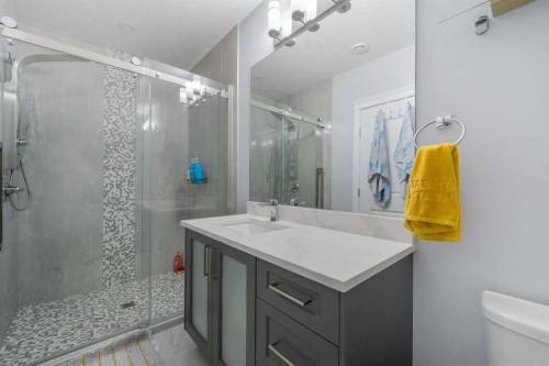 15 Sherwood Square Nw, Calgary, AB - Indoor Photo Showing Bathroom