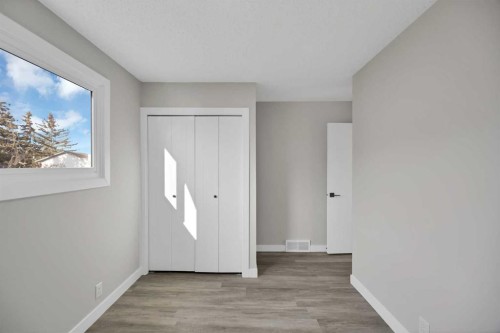 4351 38 Street Ne, Calgary, AB - Indoor Photo Showing Other Room