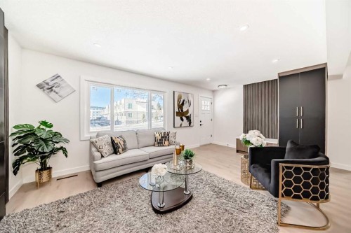 4936 45 Street Sw, Calgary, AB - Indoor Photo Showing Living Room