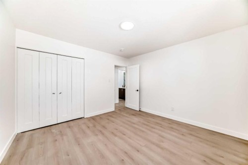 4936 45 Street Sw, Calgary, AB - Indoor Photo Showing Other Room