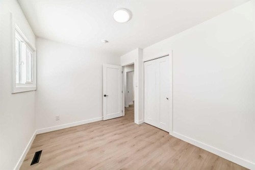 4936 45 Street Sw, Calgary, AB - Indoor Photo Showing Other Room