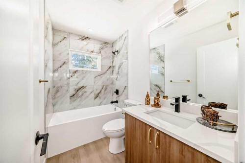 4936 45 Street Sw, Calgary, AB - Indoor Photo Showing Bathroom