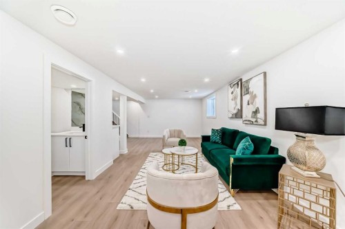 4936 45 Street Sw, Calgary, AB - Indoor Photo Showing Living Room