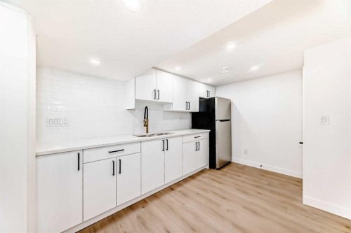 4936 45 Street Sw, Calgary, AB - Indoor Photo Showing Kitchen