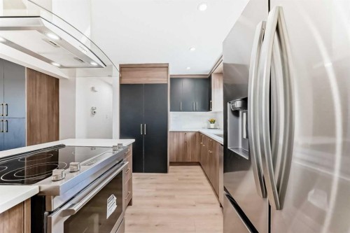 4936 45 Street Sw, Calgary, AB - Indoor Photo Showing Kitchen