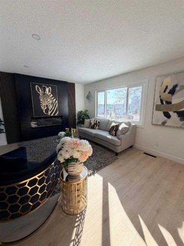 4936 45 Street Sw, Calgary, AB - Indoor Photo Showing Living Room