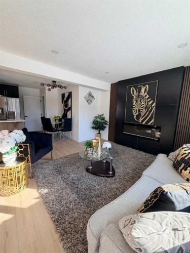 4936 45 Street Sw, Calgary, AB - Indoor Photo Showing Living Room