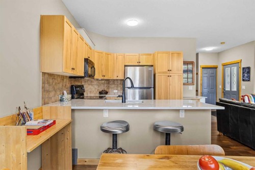201-70 Dyrgas Gate, Canmore, AB - Indoor Photo Showing Kitchen