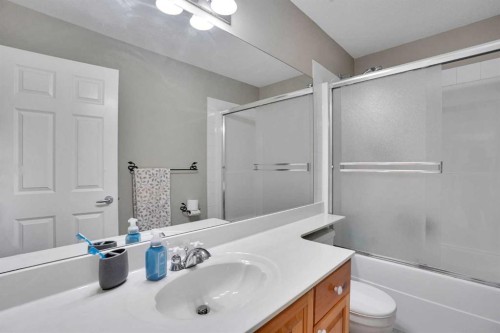 251 Lakeview Cove, Chestermere, AB - Indoor Photo Showing Bathroom