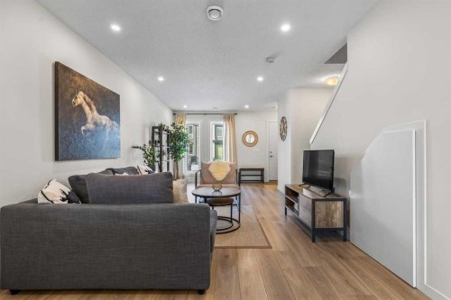 505-338 Seton Circle Se, Calgary, AB - Indoor Photo Showing Living Room