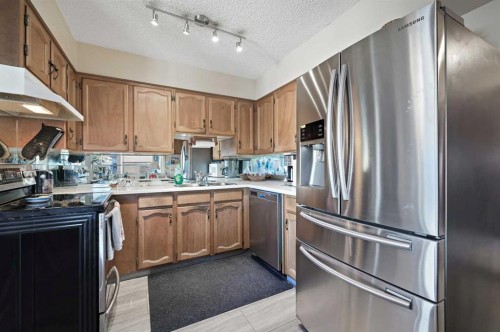 2A-133 25 Avenue Sw, Calgary, AB - Indoor Photo Showing Kitchen With Double Sink