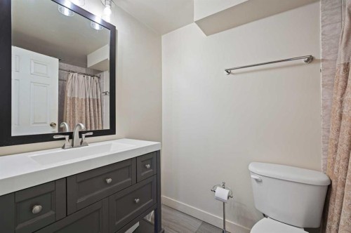 2A-133 25 Avenue Sw, Calgary, AB - Indoor Photo Showing Bathroom