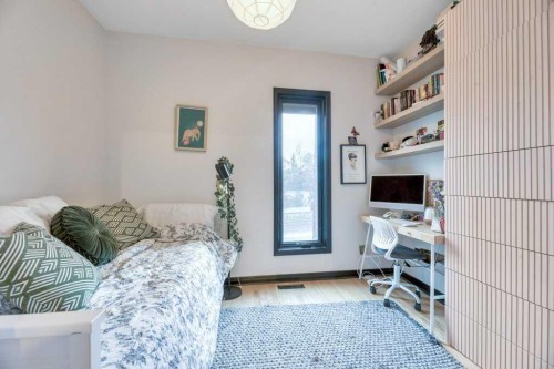 1940 Broadview Road Nw, Calgary, AB - Indoor Photo Showing Bedroom