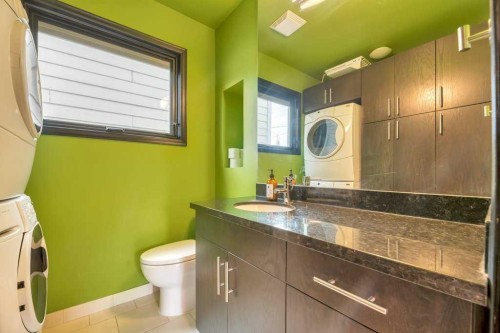 1940 Broadview Road Nw, Calgary, AB - Indoor Photo Showing Bathroom