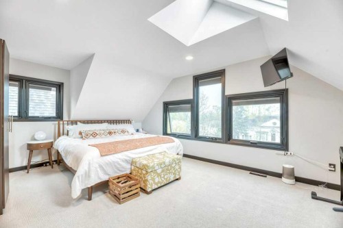 1940 Broadview Road Nw, Calgary, AB - Indoor Photo Showing Bedroom