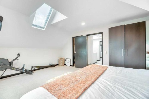 1940 Broadview Road Nw, Calgary, AB - Indoor Photo Showing Bedroom