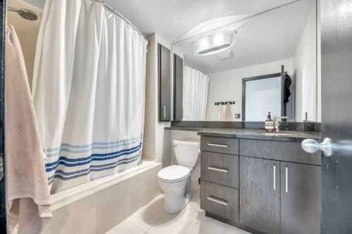 1940 Broadview Road Nw, Calgary, AB - Indoor Photo Showing Bathroom