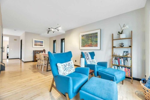 1940 Broadview Road Nw, Calgary, AB - Indoor Photo Showing Living Room