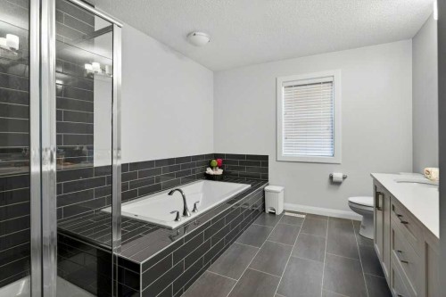 139 Evansglen Circle Nw, Calgary, AB - Indoor Photo Showing Bathroom
