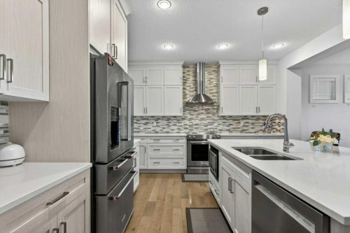 139 Evansglen Circle Nw, Calgary, AB - Indoor Photo Showing Kitchen With Double Sink With Upgraded Kitchen