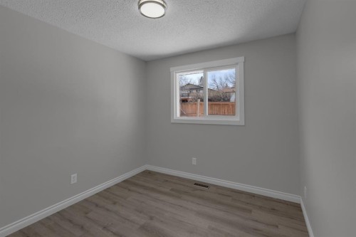 27 Berwick Place Nw, Calgary, AB - Indoor Photo Showing Other Room