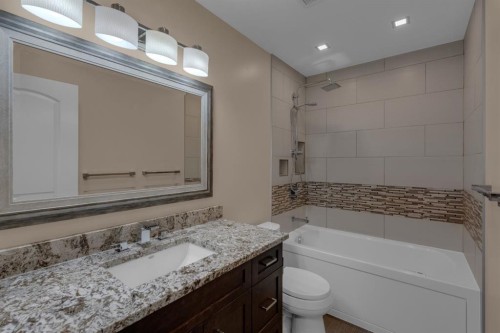 27 Berwick Place Nw, Calgary, AB - Indoor Photo Showing Bathroom