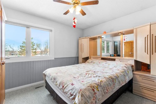 4613 48 Avenue, Olds, AB - Indoor Photo Showing Bedroom
