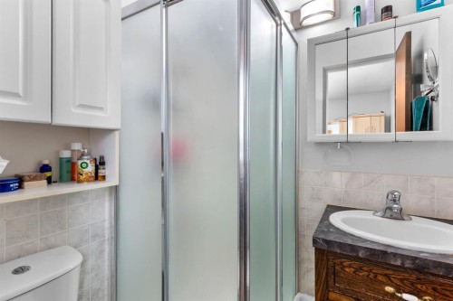 4613 48 Avenue, Olds, AB - Indoor Photo Showing Bathroom