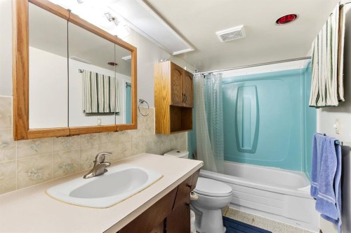 4613 48 Avenue, Olds, AB - Indoor Photo Showing Bathroom