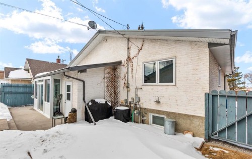 4613 48 Avenue, Olds, AB - Outdoor With Exterior