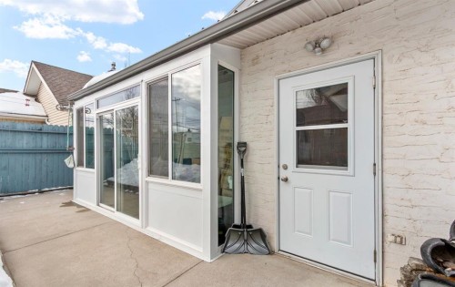 4613 48 Avenue, Olds, AB - Outdoor With Exterior