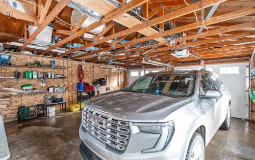 4613 48 Avenue, Olds, AB - Indoor Photo Showing Garage