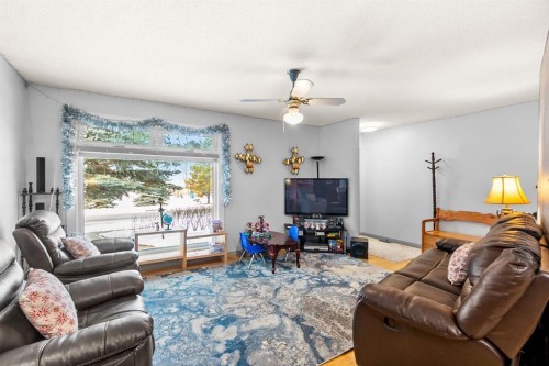 4613 48 Avenue, Olds, AB - Indoor Photo Showing Living Room