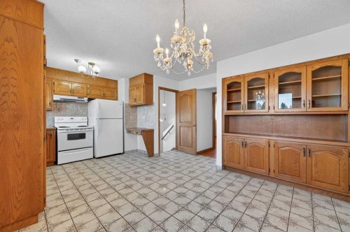 7228 Huntridge Hill Ne, Calgary, AB - Indoor Photo Showing Kitchen