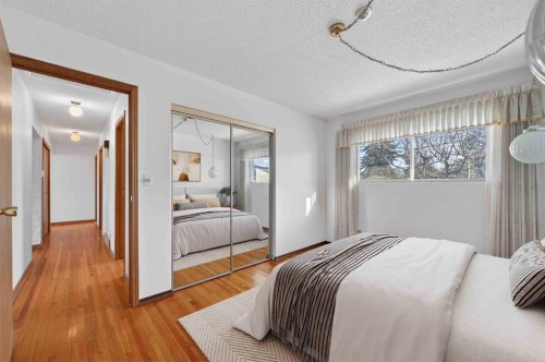 7228 Huntridge Hill Ne, Calgary, AB - Indoor Photo Showing Bedroom