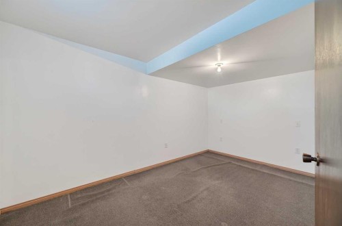 7228 Huntridge Hill Ne, Calgary, AB - Indoor Photo Showing Other Room