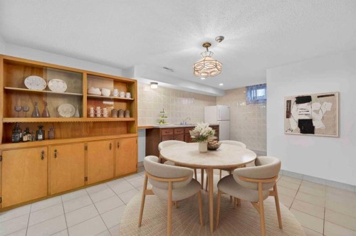 7228 Huntridge Hill Ne, Calgary, AB - Indoor Photo Showing Dining Room