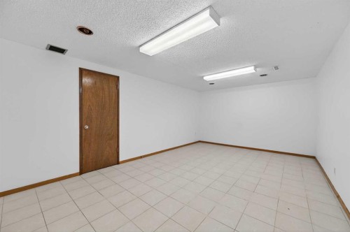 7228 Huntridge Hill Ne, Calgary, AB - Indoor Photo Showing Other Room